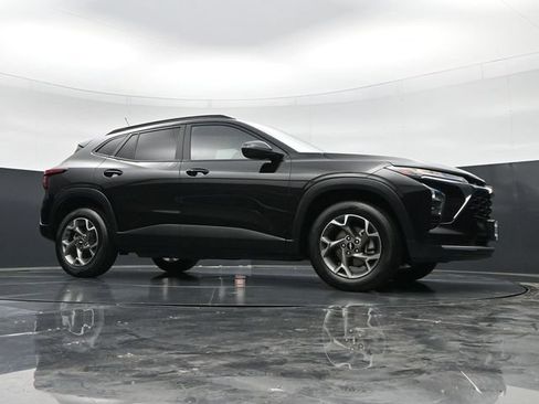 Used 2025 Chevrolet Trax LT w/ LT Convenience Package FWD image 40