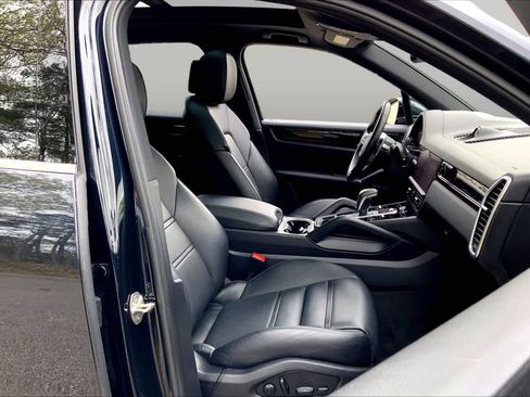 Used 2022 Porsche Cayenne AWD/4WD image 8