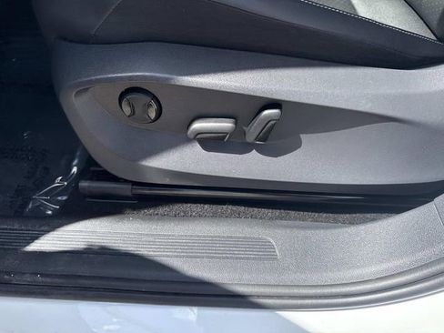 Used 2023 Volkswagen Tiguan SE image 21