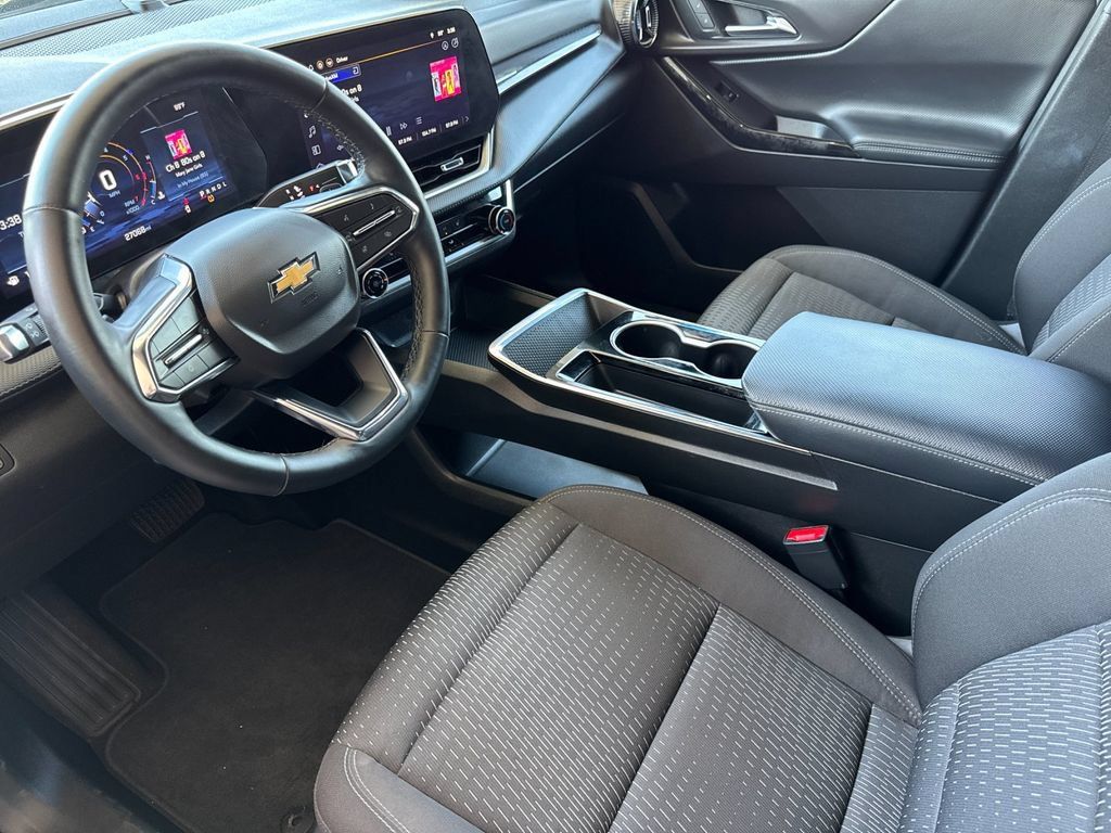 Used 2025 Chevrolet Equinox LT AWD/4WD image 9