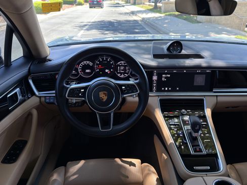 Used 2018 Porsche Panamera image 24