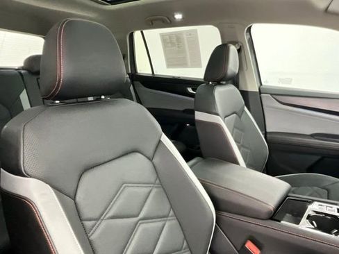 Used 2025 Volkswagen Atlas Peak Edition SE image 15