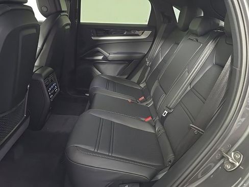 Certified 2025 Porsche Cayenne E-Hybrid Coupe image 15