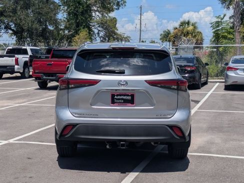 Used 2021 Toyota Highlander XLE AWD/4WD image 6