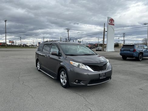 Used 2013 Toyota Sienna LE image 3