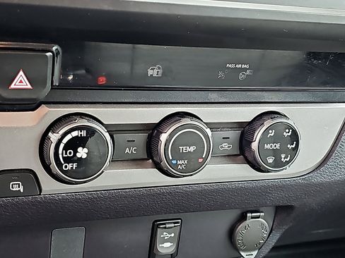 Used 2018 Toyota Tacoma SR image 15