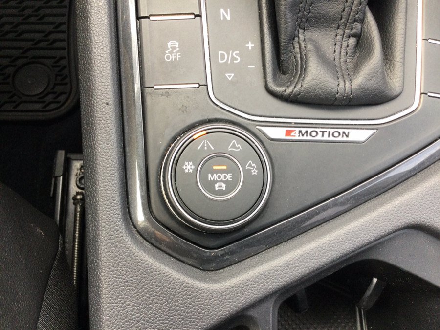 Used 2018 Volkswagen Tiguan SEL AWD/4WD image 39