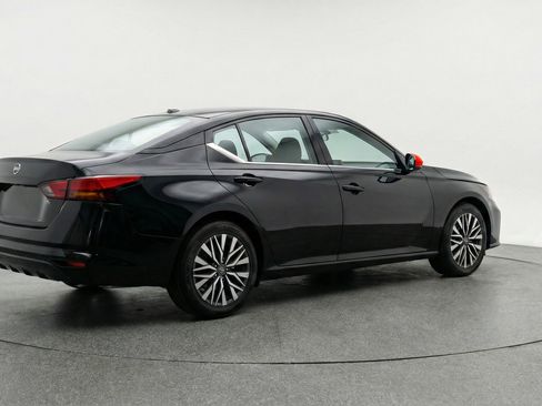 Used 2025 Nissan Altima 2.5 SV image 9