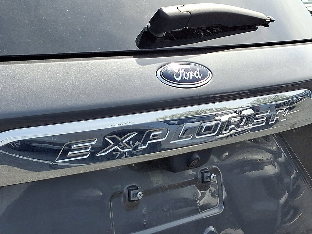 Used 2023 Ford Explorer XLT w/ Equipment Group 202A AWD/4WD image 30