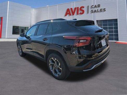 Used 2025 Chevrolet Trax LT w/ LT Convenience Package image 9