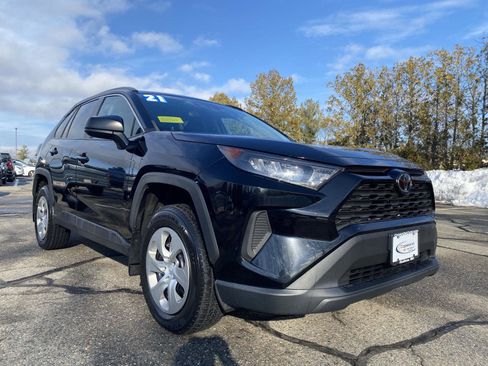 Used 2021 Toyota RAV4 LE image 1