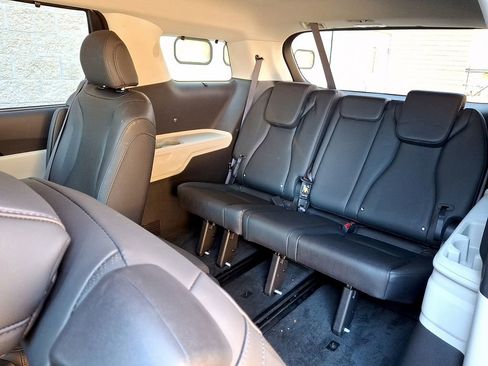 Used 2023 Kia Carnival EX image 11