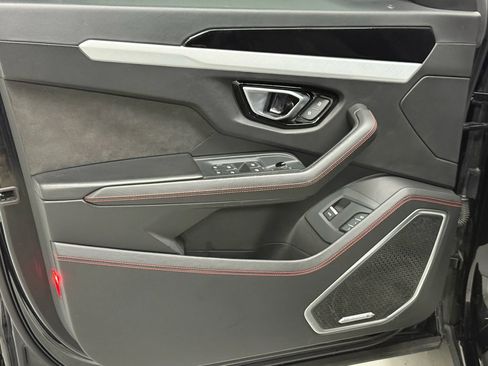 Used 2021 Lamborghini Urus image 38