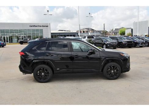 Used 2022 Toyota RAV4 SE image 7