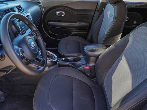 Used 2018 Kia Soul + image 10