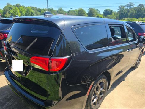 Used 2018 Chrysler Pacifica Touring Plus w/ S Appearance Package FWD image 18