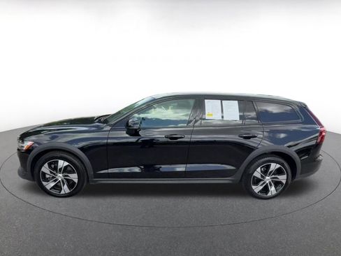 Used 2025 Volvo V60 B5 Cross Country Plus image 9
