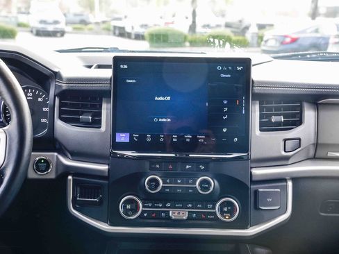 Certified 2024 Ford Expedition XLT image 11