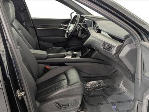 Used 2022 Audi e-tron Premium w/ Convenience Plus Package image 21