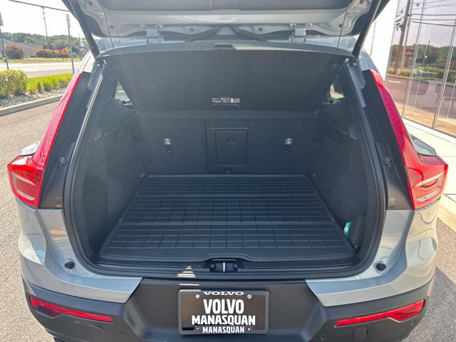 Certified 2024 Volvo XC40 B5 Core AWD/4WD image 11
