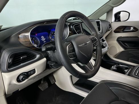 Certified 2024 Chrysler Pacifica Limited image 21