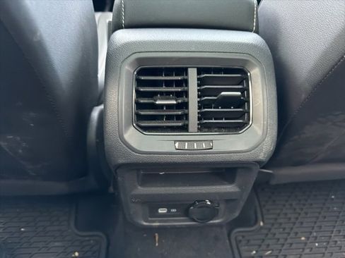 Used 2023 Volkswagen Tiguan SE image 12