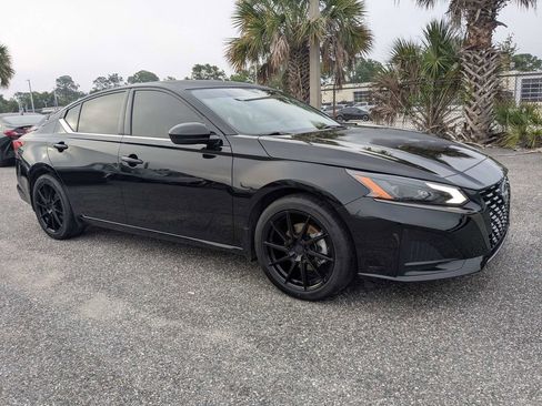 Used 2023 Nissan Altima 2.5 SR w/ SR Premium Package FWD image 2
