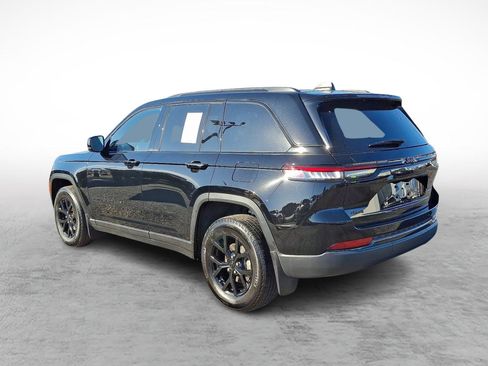 Used 2025 Jeep Grand Cherokee Altitude image 3