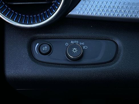 Used 2025 Chevrolet Trax LT image 19