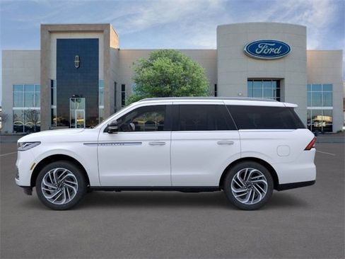 New 2025 Lincoln Navigator Reserve image 3