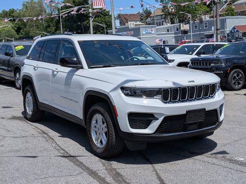Used 2023 Jeep Grand Cherokee Laredo AWD/4WD image 4