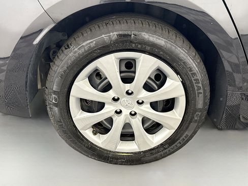 Used 2021 Toyota Corolla LE image 32