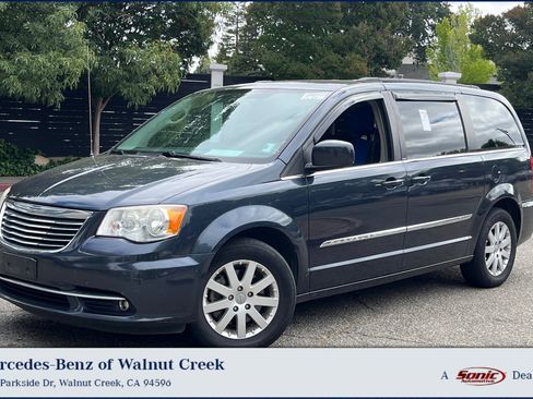Used 2013 Chrysler Town & Country Touring FWD image 1
