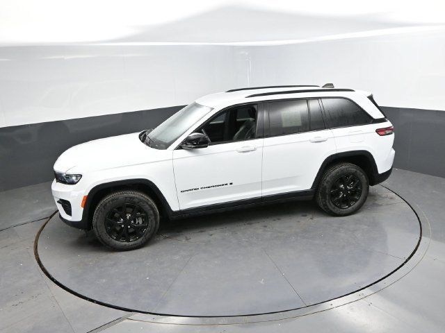 Used 2024 Jeep Grand Cherokee Altitude AWD/4WD image 43