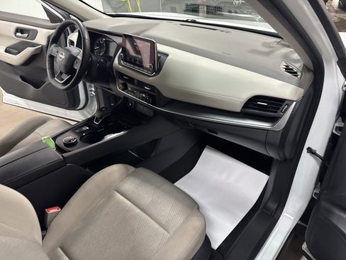 Used 2025 Nissan Rogue SV image 39