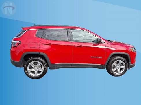 Certified 2023 Jeep Compass Latitude w/ Sun and Sound Group AWD/4WD image 17