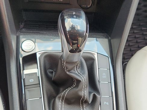 Certified 2025 Volkswagen Taos SE image 13