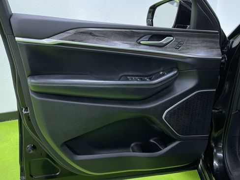 Used 2022 Jeep Grand Cherokee Limited image 16