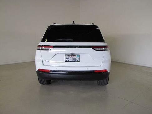 Used 2025 Jeep Grand Cherokee Altitude AWD/4WD image 25
