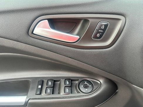 Used 2018 Ford Escape SE w/ Ford Safe & Smart Package FWD image 16