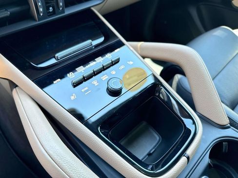 Certified 2024 Porsche Cayenne AWD/4WD image 27