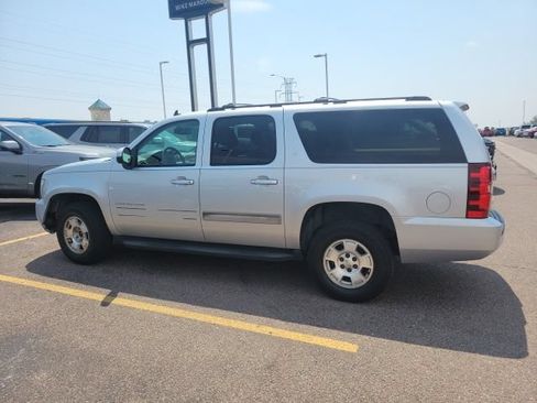 Used 2014 Chevrolet Suburban LT w/ Luxury Package AWD/4WD image 8