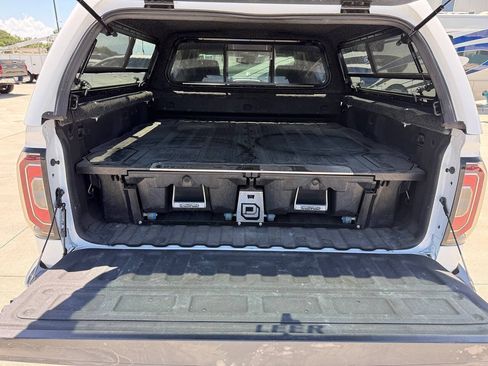 Used 2018 GMC Sierra 1500 SLT AWD/4WD image 25
