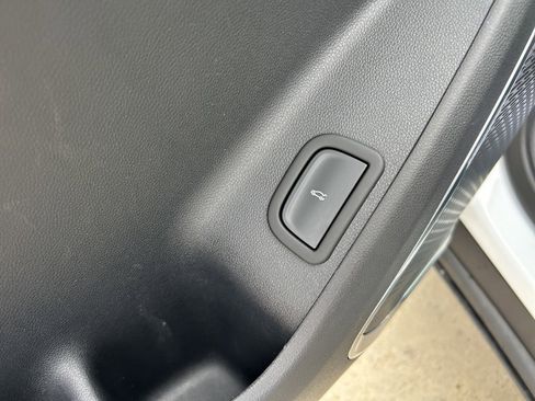 Used 2025 GMC Acadia Elevation image 19