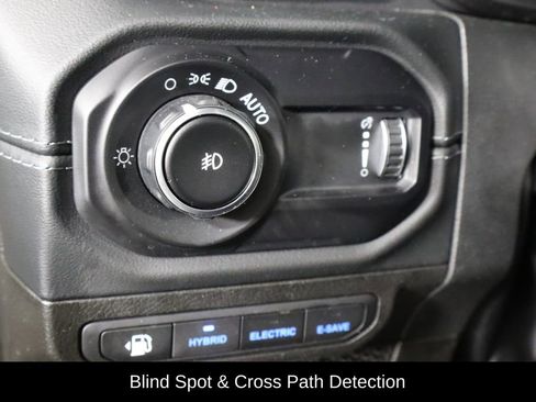 Used 2024 Jeep Wrangler Unlimited Sahara w/ Technology Group AWD/4WD image 22