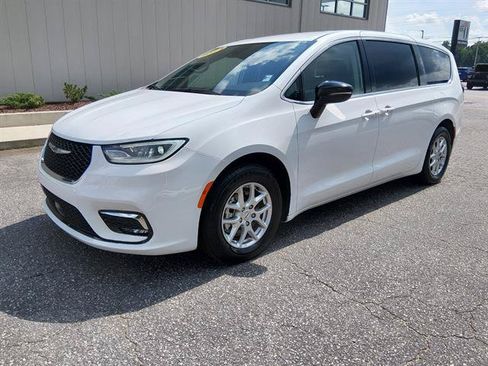 Used 2024 Chrysler Pacifica Touring-L FWD image 7