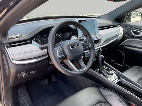 Used 2025 Jeep Compass Latitude w/ Sun & Sound Group AWD/4WD image 18