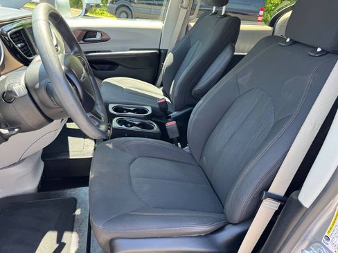 Used 2018 Chrysler Pacifica Touring Plus FWD image 18