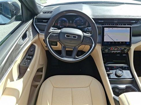 New 2025 Jeep Grand Cherokee Limited w/ Luxury Tech Group II image 8