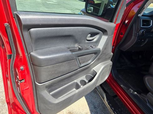 Used 2018 Nissan Titan S image 8